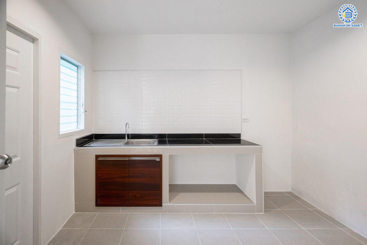 บ้านมือสองตกแต่งใหม่ ม.บุศรินทร์ วงแหวน (บ้านกล้วย-ไทรน้อย) จากแบรนด์ L&H เนื้อที่ 21 ตร.ว. ฟังก์ชัน 3 ห้องนอน 2 ห้องน้ำ จอดรถได้ 1 คัน ตอบโจทย์ทุกการอยู่อาศัย บนทำเลเชื่อมต่อถนนกาญจนาภิเษก ใกล้เซ็นทรัลเวสต์เกต และรถไฟฟ้าสายสีม่วง "สถานีคลองบางไผ่"